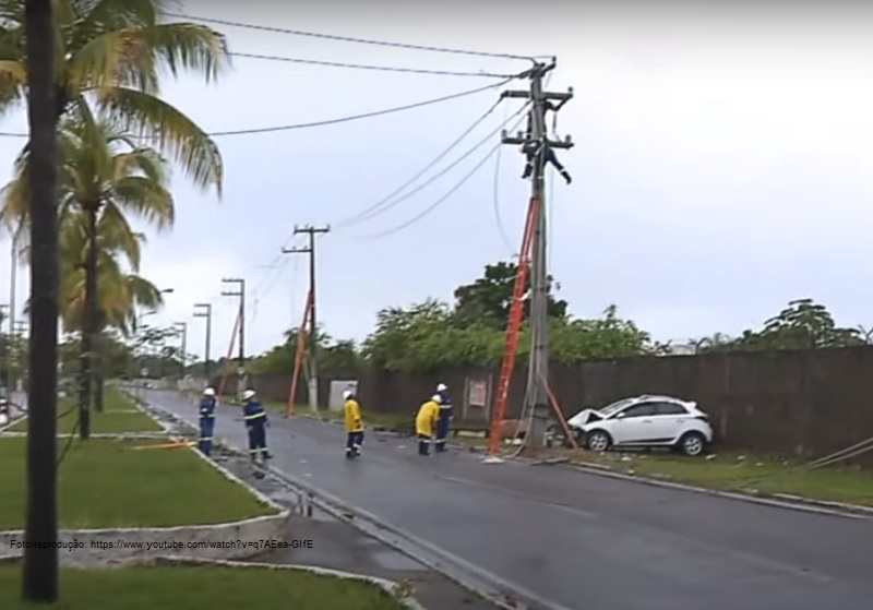 Mulher perde controle do veículo e derruba poste em Aracaju