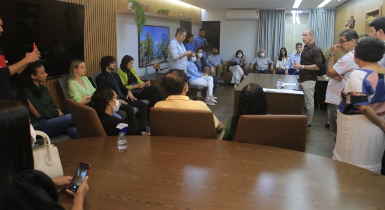 Câmara empossa mais onze aprovados em concurso