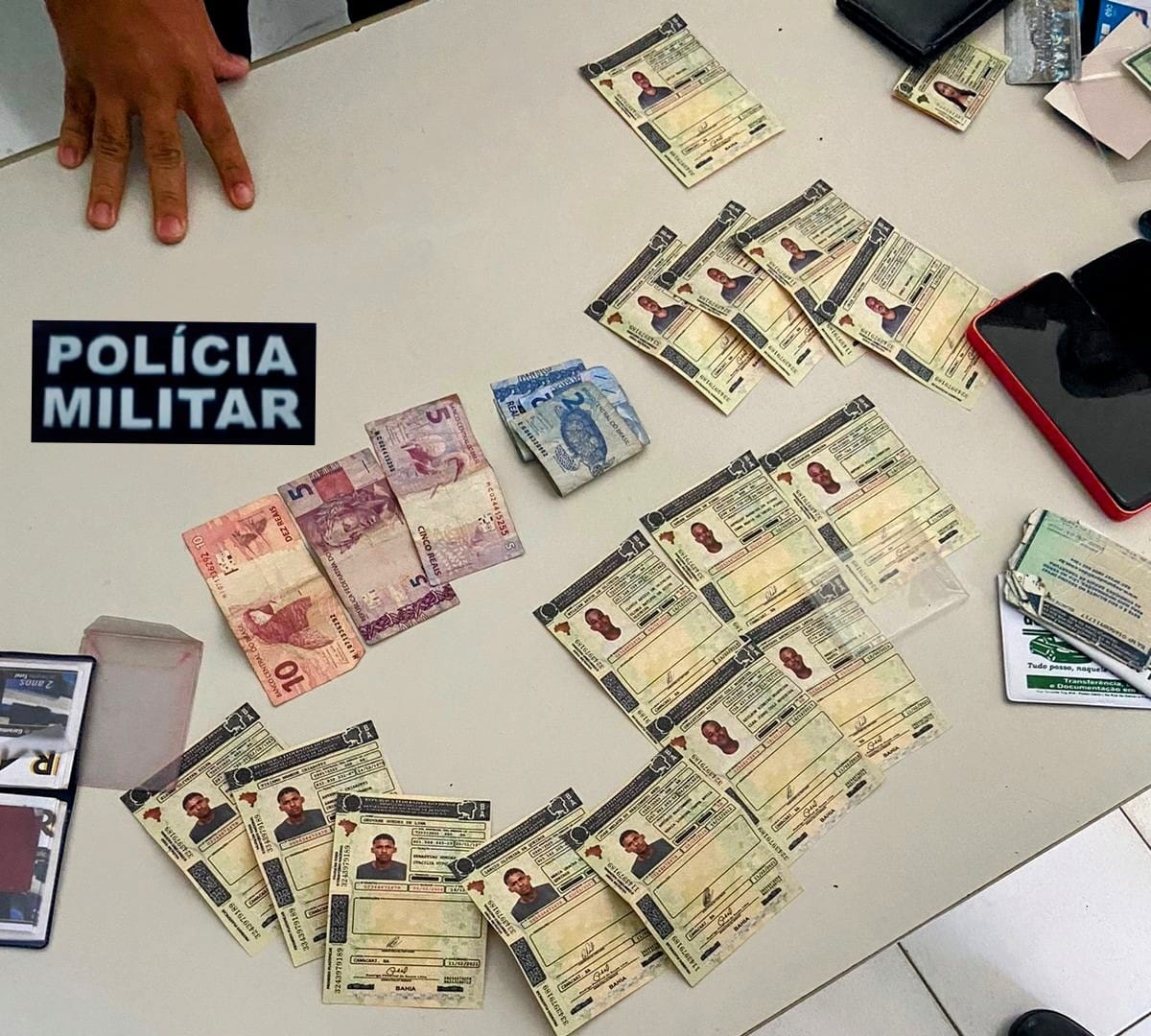 Trio é preso em flagrante com 16 CNHs falsas durante abordagem na Rodovia SE-100