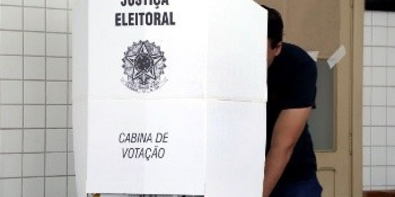 TSE volta a proibir celular, mesmo desligado, na cabine de votação