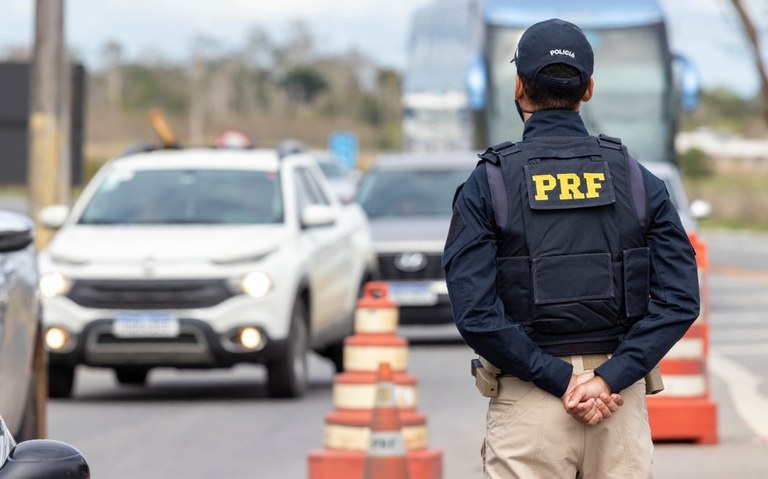 PRF resgata homem que vagava na BR 101