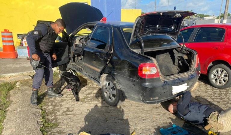 PRF flagra dois suspeitos documento falso e droga no mesmo veículo