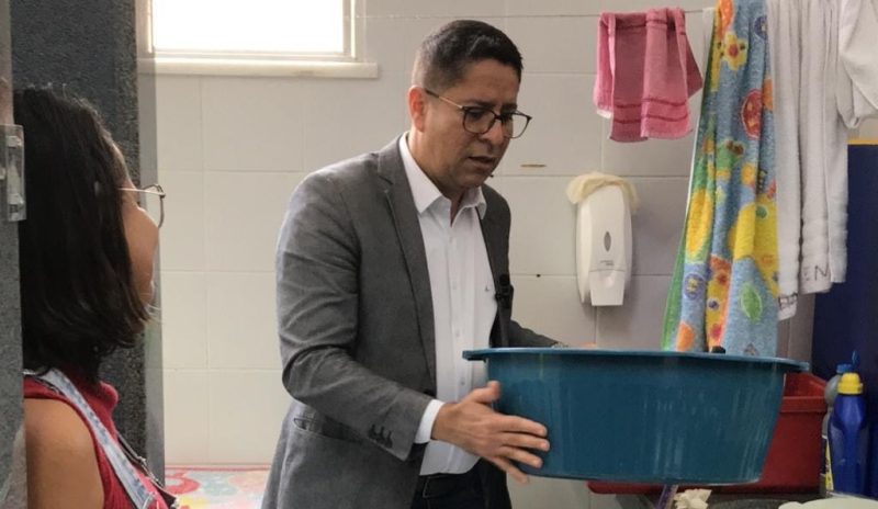 Ricardo Marques cobra reforma de creche e diz que crianças tomam banho em balde e bacia