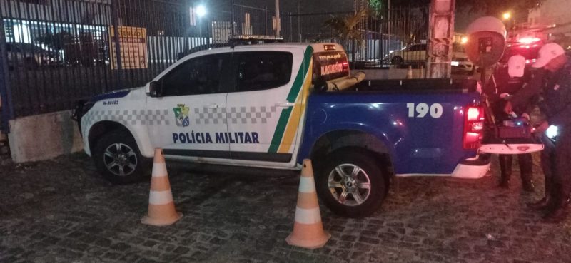 Condutor embriagado é preso após colisão em viatura da PM