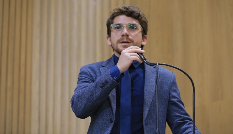 Breno Garibalde chama atenção para o surgimento de manchas de óleo na Praia de Atalaia