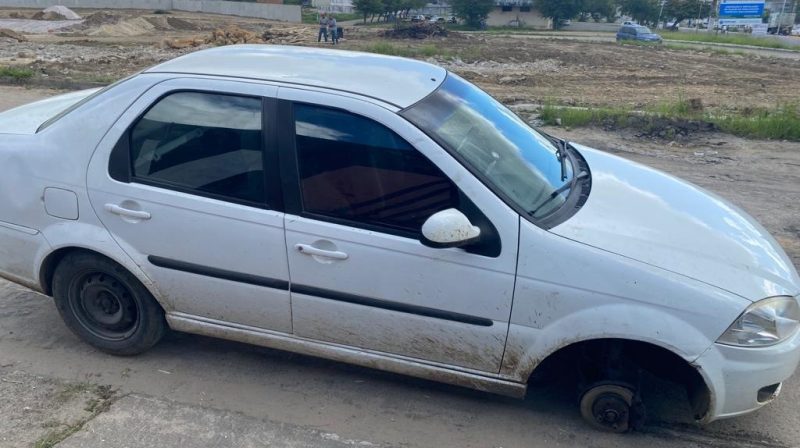 Polícia recupera veículo e apreende celulares roubados e dois suspeitos são presos