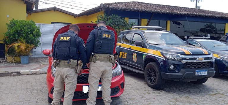 PRF prende casal com carro roubado