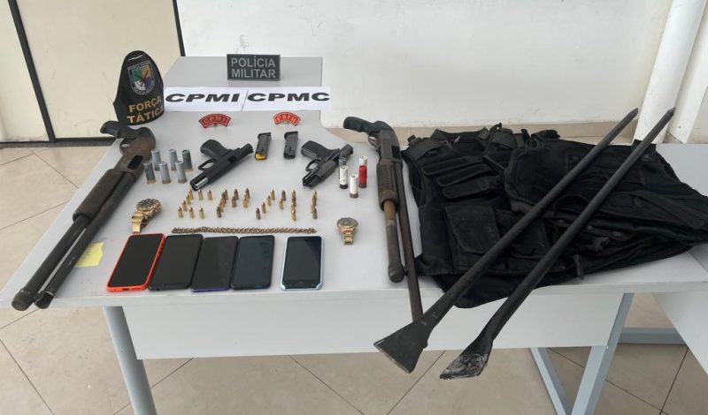 Polícia apreende armas e material explosivo e quatro morrem em confronto