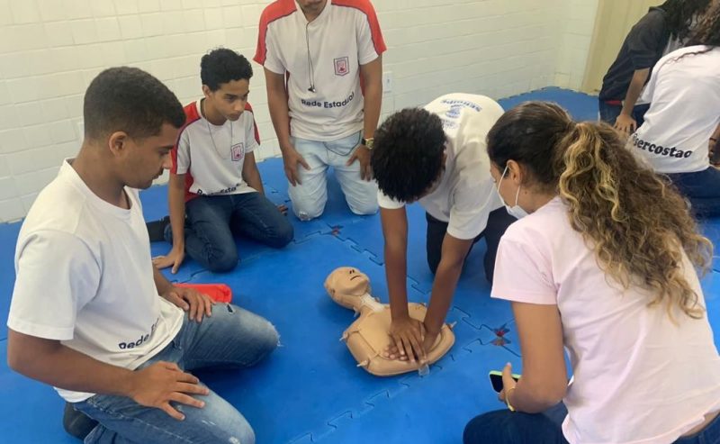 Alunos do ensino médio recebem treinamento de reanimação cardiopulmonar