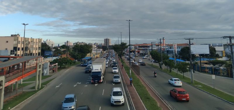 Semana começa com tempo nublado, mas feriado terá chuvas leves