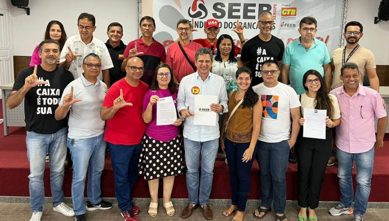 Rogério Carvalho assina carta-compromisso com os bancários de Sergipe