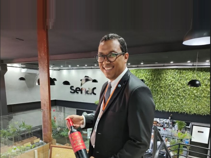 Egresso do curso de garçom do Senac/SE é referência no ramo de vinhos