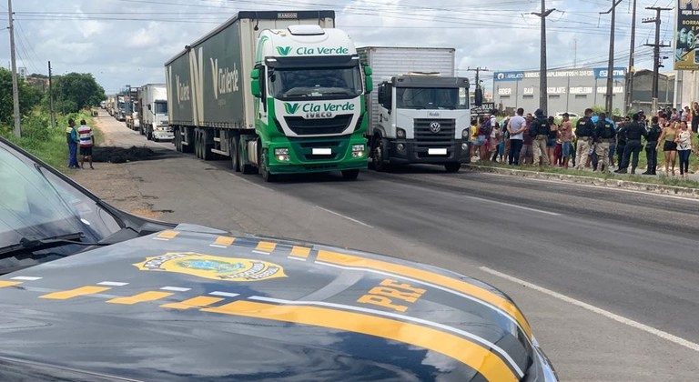 PRF/SE atua em manifestação na BR-101
