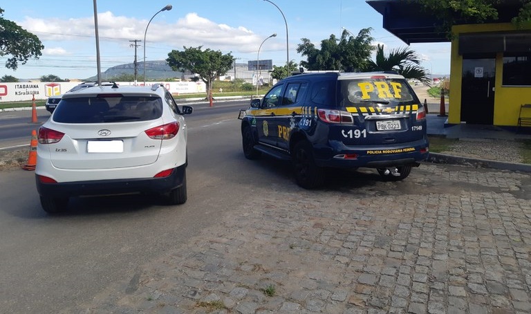 PRF recupera carro roubado no município de Itabaiana/SE
