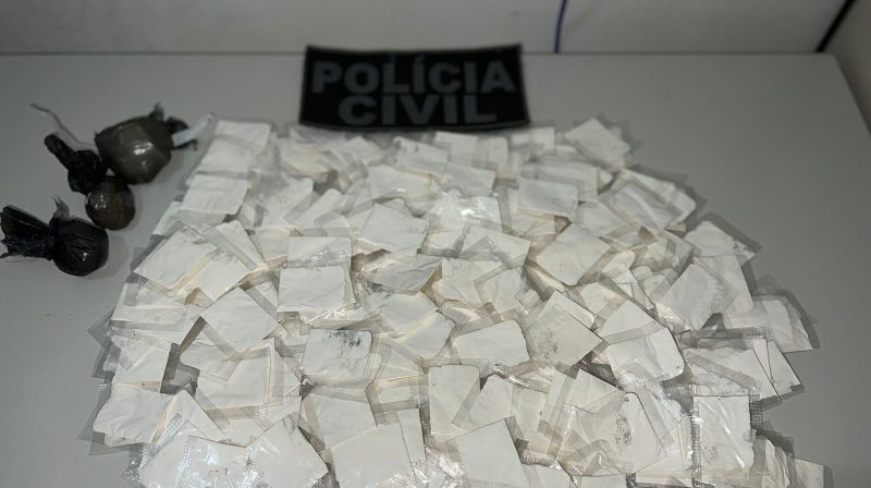 Polícia prende cinco suspeitos e apreende 400 papelotes de cocaína