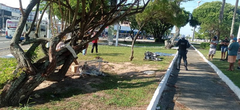 Motociclista perde o controle, colide contra uma árvore e vem a óbito