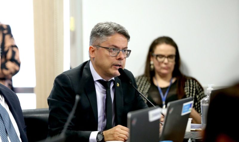 Senador Alessandro comemora avanços no texto da PEC da Transição