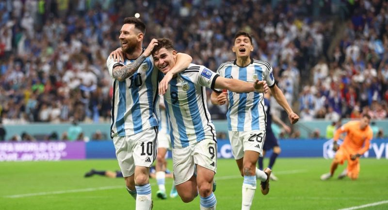 Com brilho de Messi e Álvarez, Argentina chega à final da Copa
