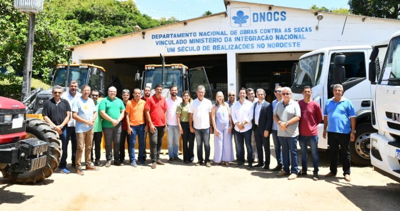 Laércio entrega caminhões e tratores para pequenos produtores