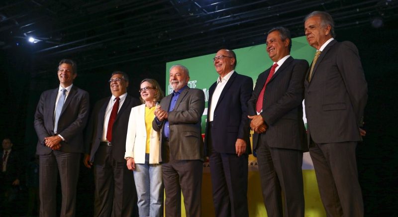 Lula anuncia cinco ministros do futuro governo