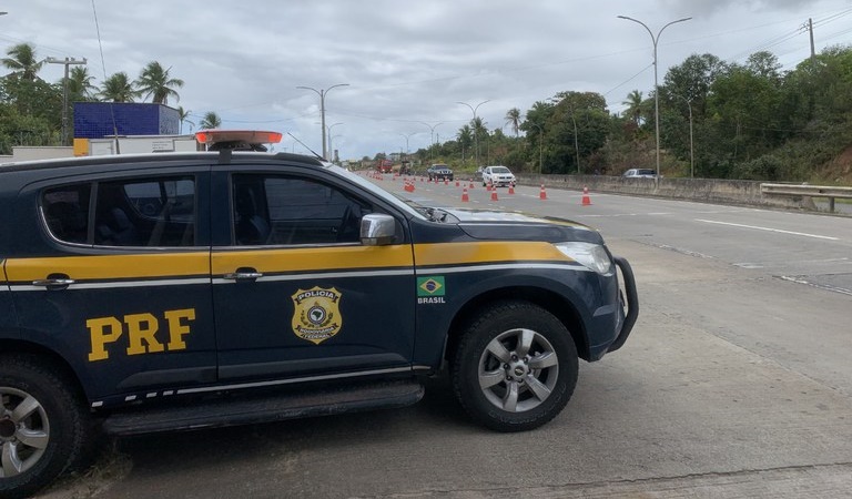 PRF flagra motorista de aplicativo transportando passageiro algemado