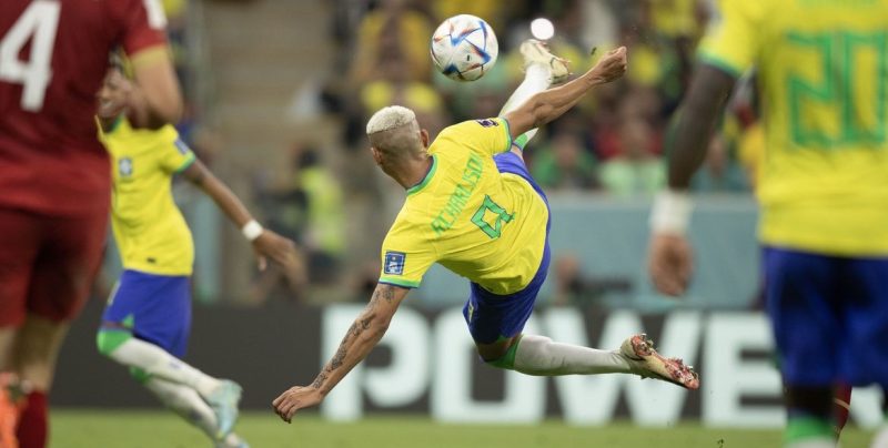 Gol de voleio de Richarlison é eleito o mais bonito da Copa do Catar