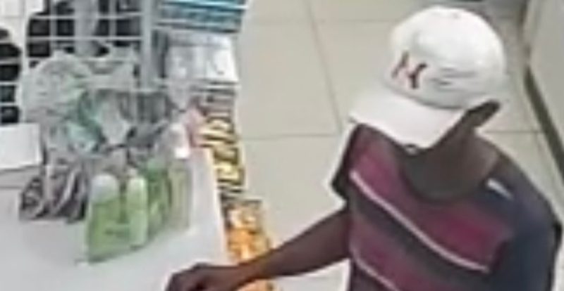 Homem é preso por roubo em farmácia contra a irmã em Arauá