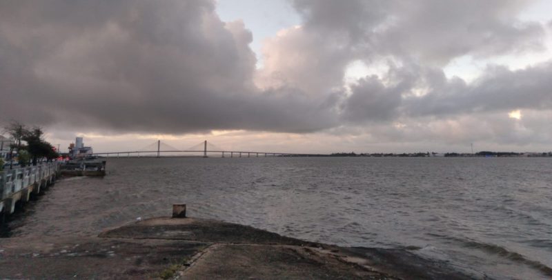 Tempo nublado e chuvas leves permanecem pelos próximos dias