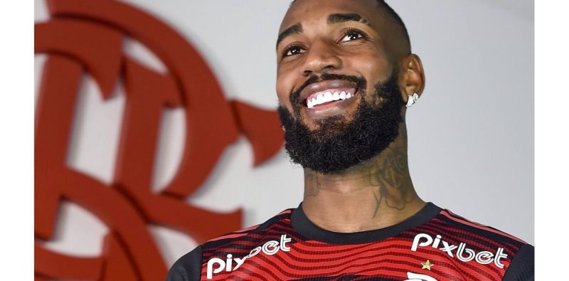 Meio-campista Gerson retorna ao Flamengo com contrato até 2027