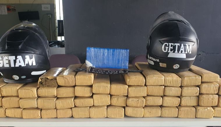 Getam apreende 51 tabletes de drogas dentro de veículo em Aracaju