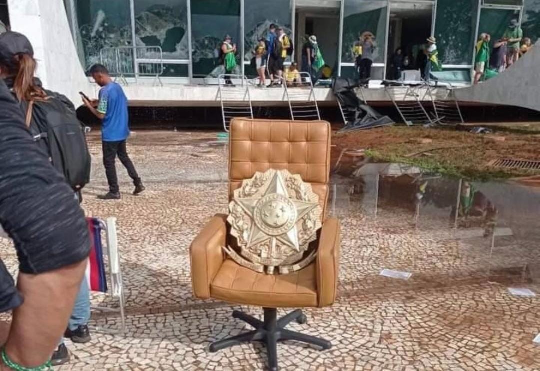 Manifestantes contrários a eleição do presidente Lula invadem os três poderes e tocam o terror em Brasília