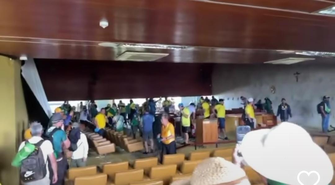 Manifestantes contrários a eleição do presidente Lula invadem os três poderes e tocam o terror em Brasília