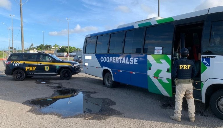 Homem é preso transportando drogas em Microônibus