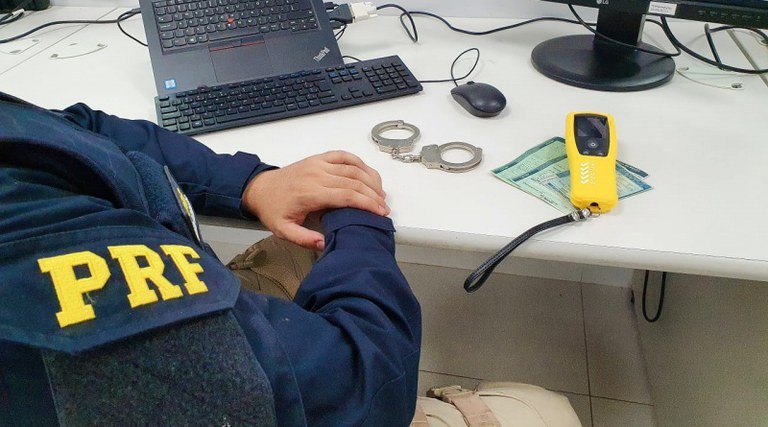 Motorista faz zigue-zague em rodovia e é preso por dirigir embriagado