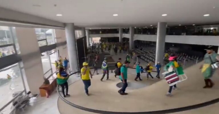 Manifestantes invadem Congresso, Planalto e STF – VEJA O VÍDEO