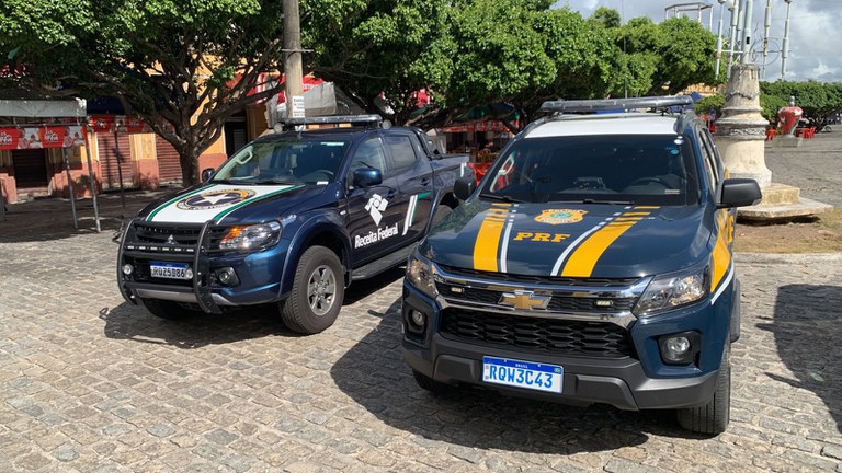 PRF e Receita Federal fazem apreensão de produtos piratas no centro da capital