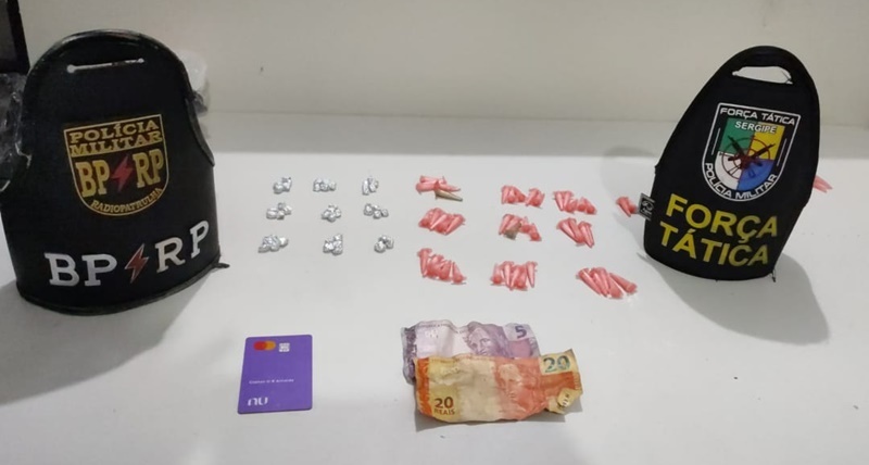 Polícia prende dupla com 47 pinos de cocaína e 43 pedras de crack