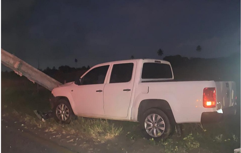 Caminhonete bate em poste na Rodovia dos Náufragos após motorista perder o controle da direção