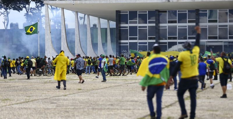Imagens inéditas de câmeras de segurança mostram invasão do STF