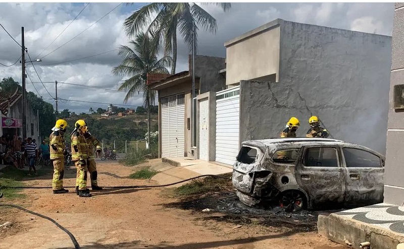 Carro da PM de Sergipe pega fogo no interior do Estado