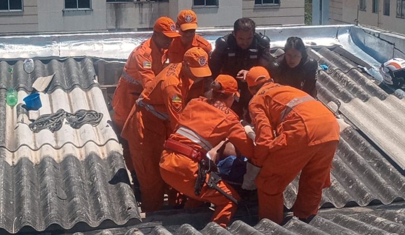 Bombeiros resgatam homem que caiu do telhado em um prédio