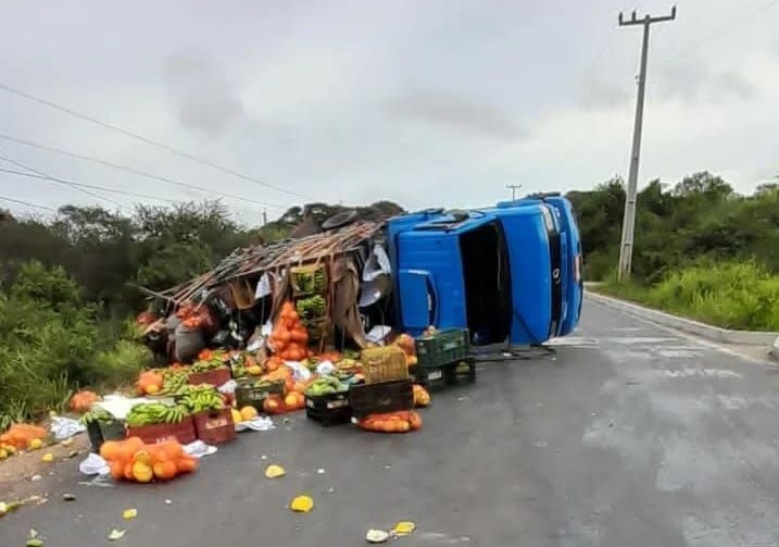 Caminhão carregado com frutas e verduras tomba no interior de Sergipe