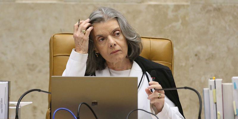 Cármen Lúcia envia processos de Bolsonaro para Justiça do DF