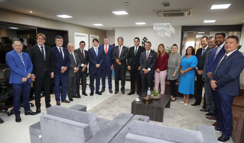 Jeferson Andrade discute projetos com deputados e o governador