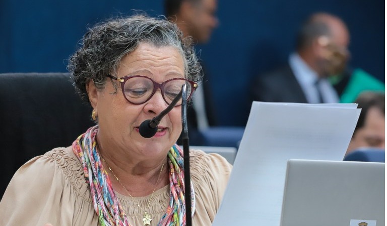 Professora Ângela Melo critica discurso de Edvaldo Nogueira na CMA