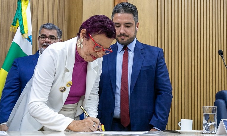 Professora Sonia Meire toma posse como vereadora de Aracaju