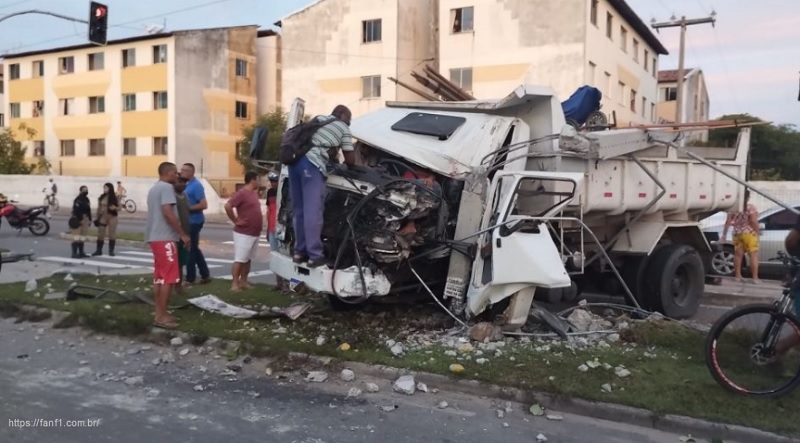 Homem bate caçamba em poste na zona sul de Aracaju