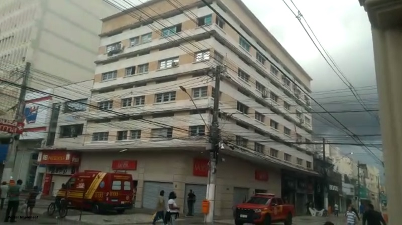 Incêndio destrói depósito de loja de presentes no 1º andar de prédio em Aracaju