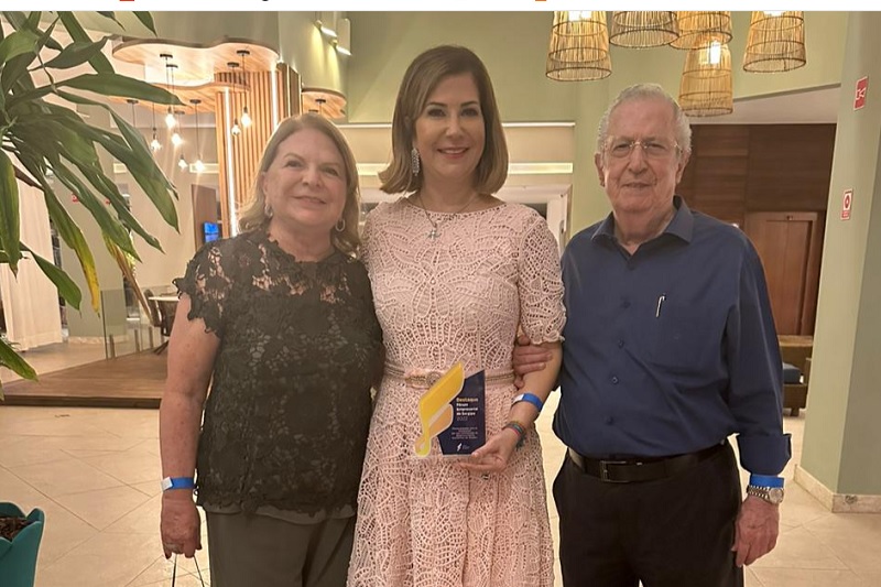 Diretora do Sistema Atalaia de Comunicação, Grace Franco, recebe Troféu Destaque do Ano