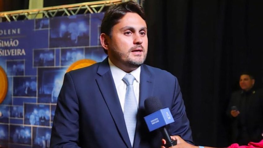 Juscelino Filho segue no governo após encontro com Lula